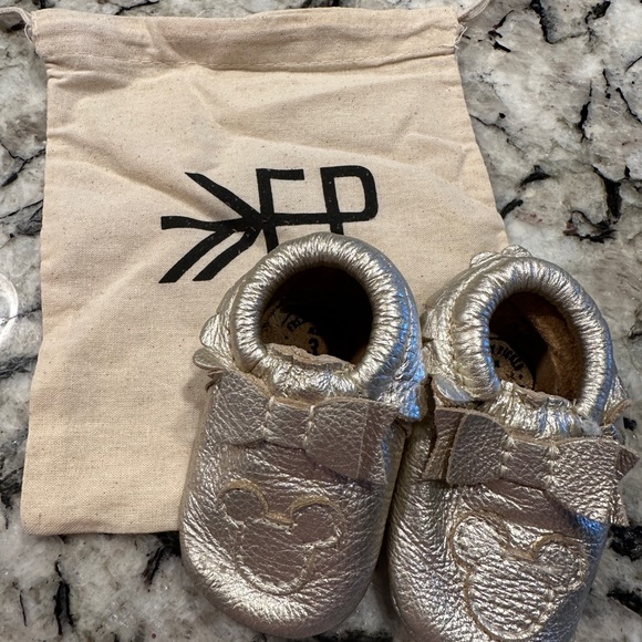 Freshly Picked Platinum Mickey Mouse Bow Baby Shoe in size 3, like new condition - Picture 1 of 16